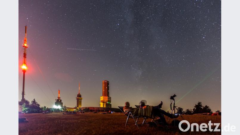 Auch 2015 gab es reichlich Sternschnuppen zu beobachten: Besucher schauen auf dem Großen Feldberg im Taunus faszniniert in den nächtlichen Himmel. Jan Eifert