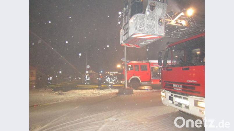 Bei den Löscharbeiten beim Rewe-Brand setzten die Feuerwehren auch viel Schaummittel ein exb