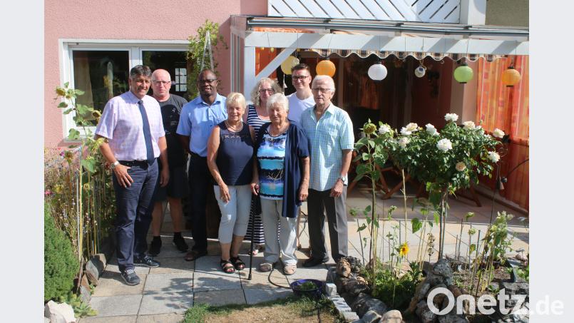 Bürgermeister Edgar Knobloch sprach gemeinsam mit Sohn Bernhard, Pfarrer Vivien Somda, Christ Klug, Tochter Barbara, deren Freund Dominik und Ehemann Adolf (von links) Jubilarin Johanna Flor (3.v.r.)ihre Glückwünsche aus. sne