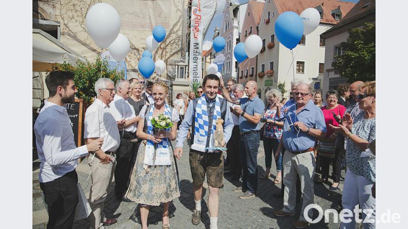 Die Freunde von der CSU stehen Spalier für das frisch-vermählte Ehepaar Maria Sponsel und Stephan Gollwitzer, das sich in fescher Tracht trauen ließ. Beide behalten übrigens ihre Namen bei, zumindest vorläufig. "Wer weiß, wie's in ein paar Jahren ausschaut", meinte der Bräutigam. Die kirchliche Hochzeit ist für 2019 geplant. Meister