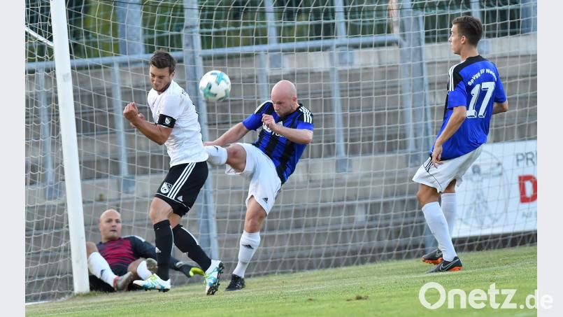 Der Weidener Thomas Wildenauer (Dritter von links) klärt mit einem Befreiungsschlag eine brenzlige Situation vor dem SpVgg-SV-Tor: Die SpVgg SV Weiden und der TSV Waldkirchen trennten sich am Freitagabend leistungsgerecht mit 0:0. Alfred Schwarzmeier