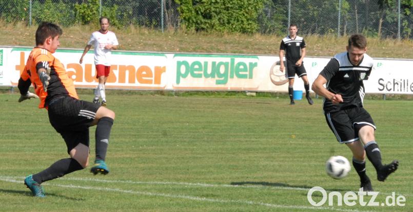 Der FC Weiden-Ost musste sich sich am vergangenen Spieltag der SpVgg Vohenstrauß geschlagen geben. In dieser Szene scheitert Florian Stadler (rechts) an SpVgg-Torwart Julian Müssig. Während die Ostler am Sonntag beim TSV Reuth gefordert wird, hat Vohenstrauß gegen Schlusslicht DJK Ebnath eine lösbare Aufgabe vor sich. Gebert, Rudolf