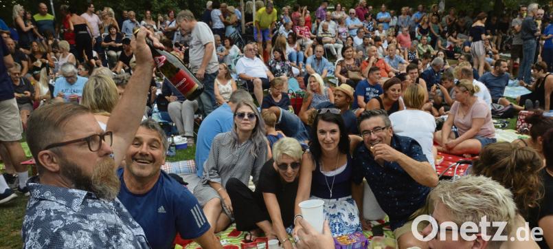 &quot;Wie im italienischen Feinkostladen&quot; kommt sich Kulturamtschefin Petra Vorsatz beim Auftritt von &quot;I dolci Signori&quot; vor. Mit Pizza, Pasta, Prosecco und Wein kreuzen die Fans des Italienischen Abends im Max-Reger-Park auf. Gut gerüstet also für eine Nacht wie im Süden. Kunz