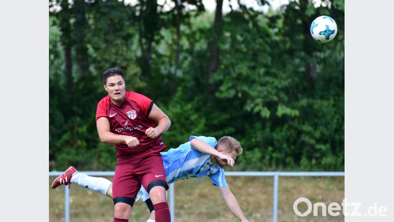 Vier Spiele, vier Siege: Kreisliga-Absteiger TSV Waldershof ist in der Kreisklasse Stiftland optimal gestartet. Das Bild zeigt Julian Schindler (rotes Trikot) beim jüngsten 3:0-Erfolg beim SC Mähring (hinten Florian Wührl). Am Sonntag empfangen die Waldershofer die Sportfreunde Kondrau II. Thomas Schrems