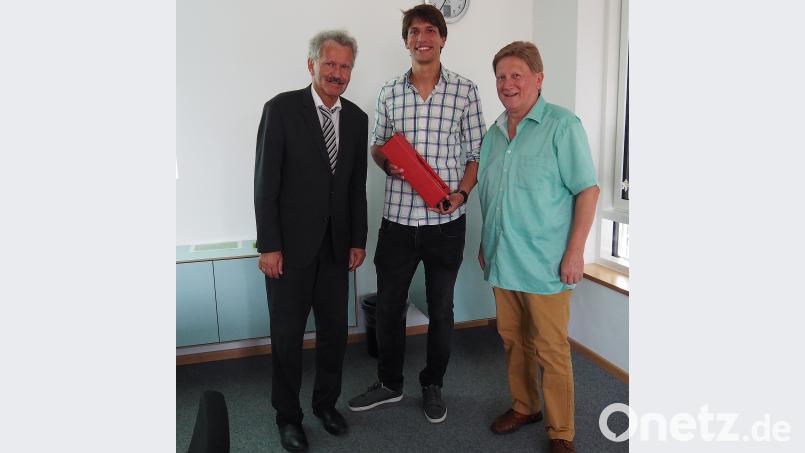 Der Vorsitzende der Freien Wähler, Bernhard Schlicht (links), bedankte sich bei Thorsten Witzer (Mitte) für den Vortrag. Mit dabei auch der Verwaltungsrat der Stadtwerke, Rainer Sindersberger, der den Abend organisiert hatte. Bühner