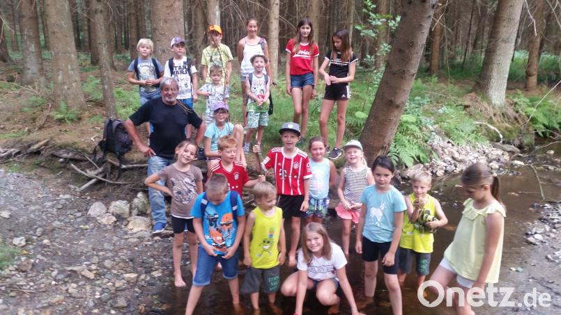 Eine willkommene Erfrischung erhielten die Kinder bei der Wanderung zum Gasthof Dragoner, als sie ihre Füße in das kühle Nass des Höllbaches tauchen durften. öt