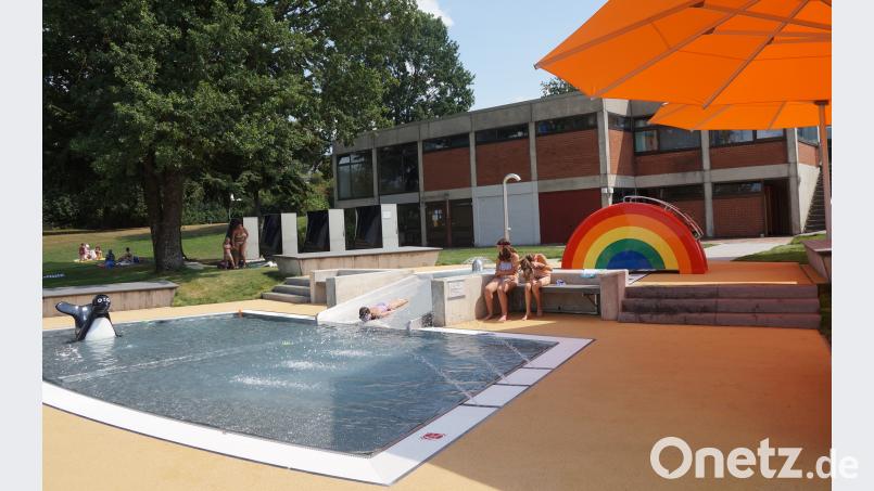 Mit Freude stellte Bürgermeister Weigl den Eltern beim Babyempfang das neue Kleinkinderparadies im Freibad vor und animierte sie zu einem Besuch. weu