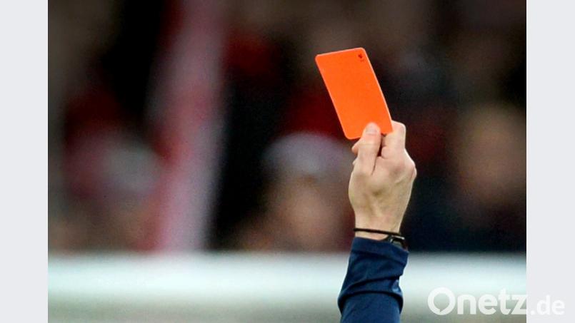 Eine Tätlichkeit gegen einen Schiedsrichter hat nun weitreichende Folgen für einen ehemaligen Fußballer der SpVgg Jahn Forchheim II. Patrick Seeger/dpa