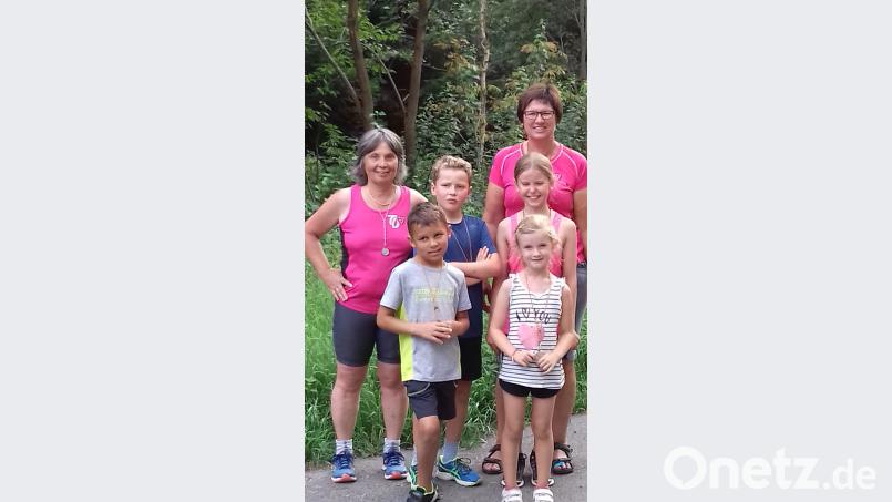 Betreuer des TV-Lauftreffs kümmern sich beim Ferienprogramm um die Kinder. exb