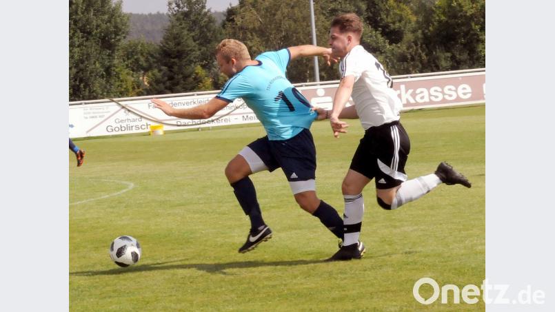 Nachbarduell in Steinmühle: Der SVS empfängt am Sonntag um 15 Uhr Spitzenreiter Sportfreunde Kondrau. Am vergangenen Sonntag verlor Steinmühle das Derby beim TSV Konnersreuth mit 0:2. In dieser Szene hält Fabian Bilz (rechts) den Konnersreuther Mathias Härtl am Trikot fest. hho
