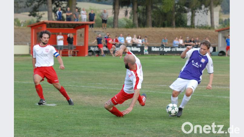 Der Einsatz passte trotz des unglücklichen Pokal-Aus’: Die Nabburger Philipp Schlosser (von links) und Tim Warnke werfen sich dem Wernberger Angreifer Klaus Moucha in den Weg. Bei der SG Niedermurach/Pertolzhofen wollen die TV-Akteure auch endlich den ersten Kreisklassen-Sieg feiern. gb