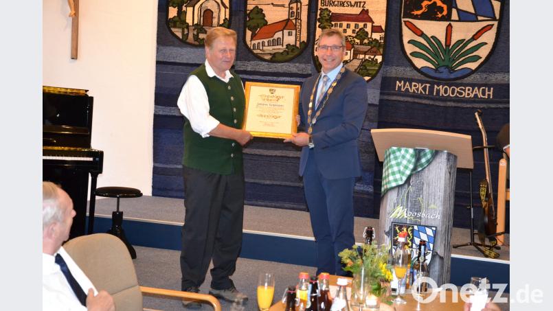 Bürgermeister Hermann Ach überreicht an
Hans Roßmann (links) die Urkunde über das Ehrenbürgerrecht. gi