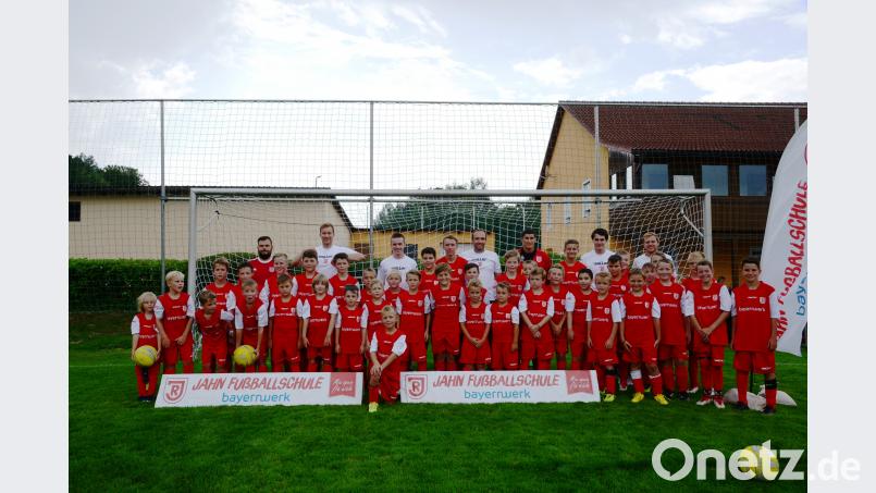 Rund 40 Kinder beteiligen sich an der &quot;Jahn Fußballschule&quot; auf dem Sportgelände des TSV Pleystein. Die Gesamtleitung der zehn Fußballcamps im ostbayerischen Raum hat Ex-Fußballprofi Thomas Paulus (hintere Reihe, Zweiter von links). TSV-Abteilungsleiter Jugend, Dominic Maier (hintere Reihe, links) hatte die Idee die &quot;Jahn Fußballschule&quot; nach Pleystein zu holen. bey