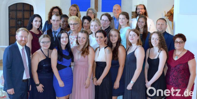 Schulleitern Marion Laupenmühlen-Schemm (rechts) und Geschäftsführer Dr. Martin Baumann (links) gratulierten den Absolventen der Berufsfachschule für Krankenpflege. Hirsch