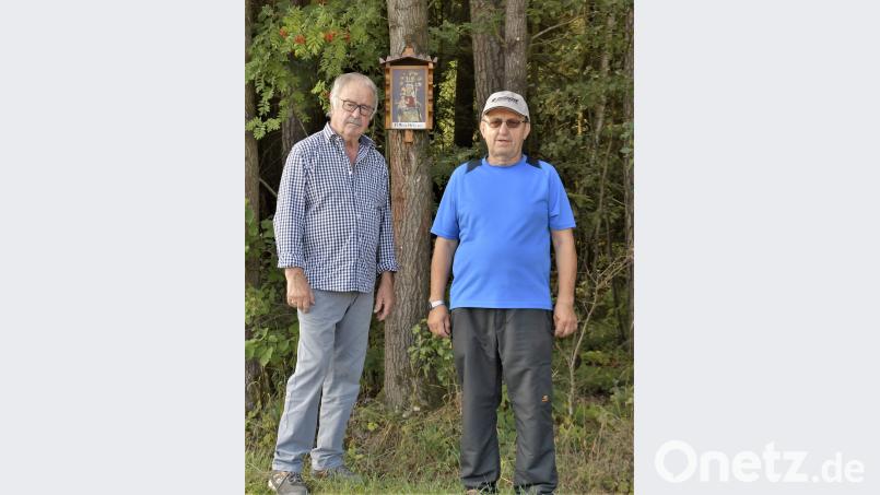 Albert Meier (links) und Josef Schön haben zwei Martel restauriert. Pünktlich zum Frohnbergfest erstrahlen die beiden Flurdenkmäler wieder in neuem Glanz. chl