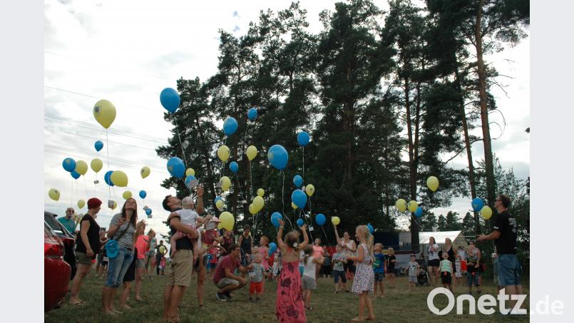 Beim Luftballon Wettfliegen ließen rund 200 Kinder ihren Luftballon fliegen. nib