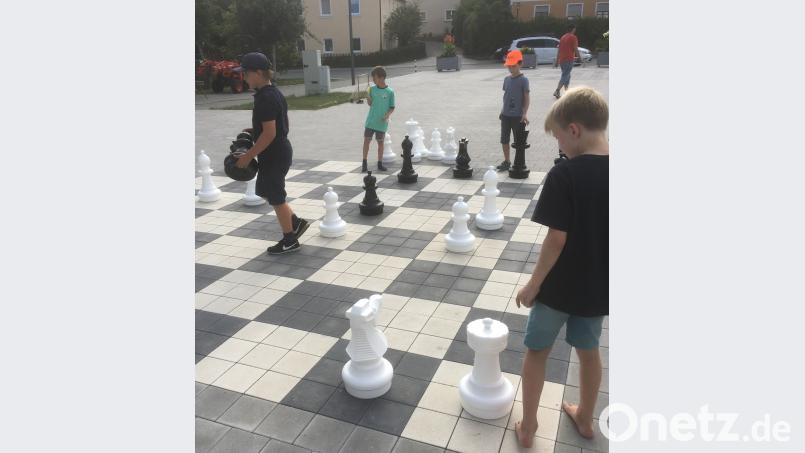 Die großen Schachfiguren sind eine Herausforderung für die Kinder. wlr