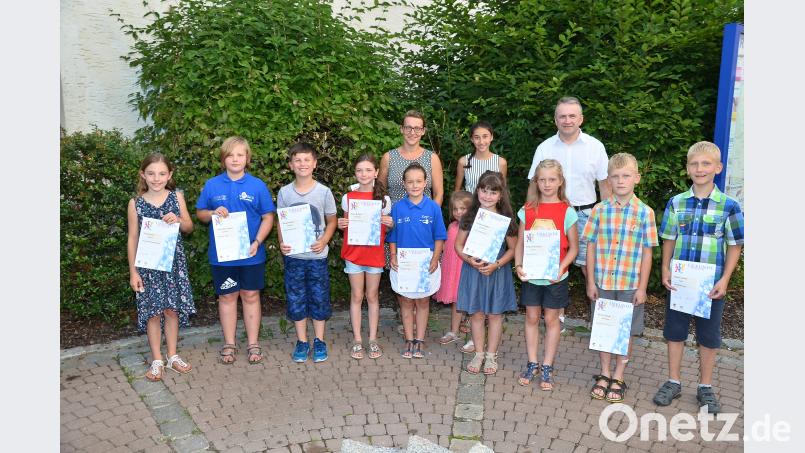 Josef Schmucker (hinten, rechts) überreicht die Urkunden; auch an Barbara Knecht (hinten, links), die sich für das Juniorabzeichen keinesfalls zu alt fühlt. fjo