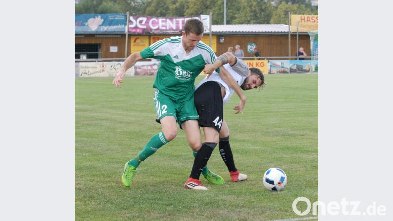 Auf Urlauber Martin Bächer (links), hier im Zweikampf mit Fabian Klose vom 1. SC Feucht, muss der SV Mitterteich am Samstag im Heimspiel gegen den SC 04 Schwabach verzichten. Neben Bächer fehlen bei den Stiftländern weitere wichtige Akteure. Rudi Gebert