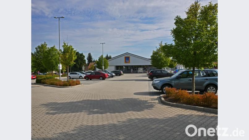 Markus Zimmermann stellt im Bauausschuss den Bauantrag auf Erweiterung des Aldi-Marktes. Nach vorne hin soll das Einzelhandelsgeschäft um 150 Quadratmeter vergrößert werden, dadurch fallen mehrere Parkplätze weg. tr