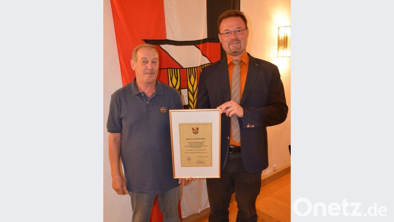 Zum neuen Feldgeschworenen im Markt Hohenburg ist Gerhard Hollweck (links) aus Lohe bestellt worden Die Bestellungsurkunde überreichte Bürgermeister Florian Junkes. bö