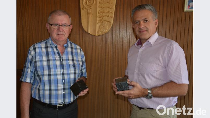 Pechbrunns Bürgermeister Ernst Neumann (links) hält einen Basaltstein aus dem Basaltwerk Pechbrunn in seinen Händen, der von der Qualität her nahezu einzigartig in Bayern ist. Roland Grillmeier hat einen Stein vom Hirschentanz in der Hand, dessen Gestein bei weitem nicht so hart ist. Beide Bürgermeister bedauern die Schließung des Basaltwerks Pechbrunn. jr