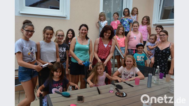 Regina Grillmeier (Fünfte von links) und Bettina Haberkorn (rechts daneben) gestalteten mit einigen Helferinnen einen „Mädels-Beauty-Tag“. Auch Jugendbeauftragte Tanja Wettinger (rechts) schaute vorbei. jr