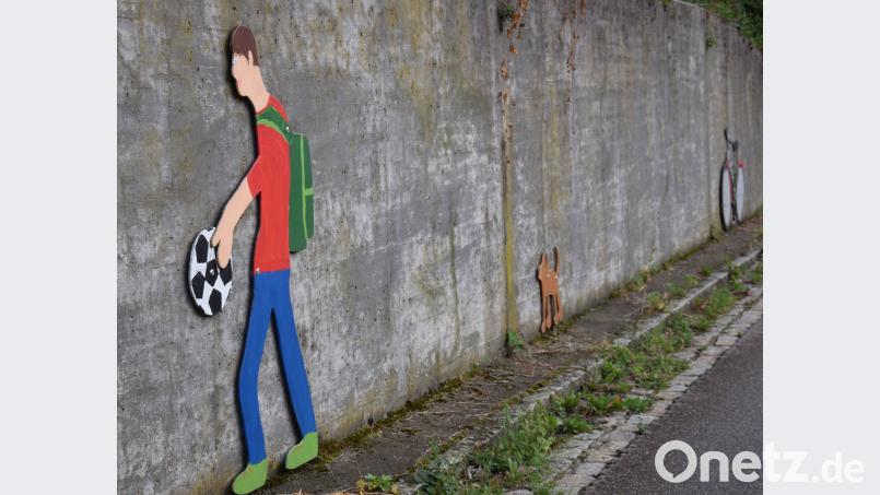 Sehr ärgerlich: Während der Kirwa in Hohenburg haben Unbekannte gegenüber der Lauterachtal-Grundschule die bunt gemalten Figuren an der Betonmauer beschädigt. bö