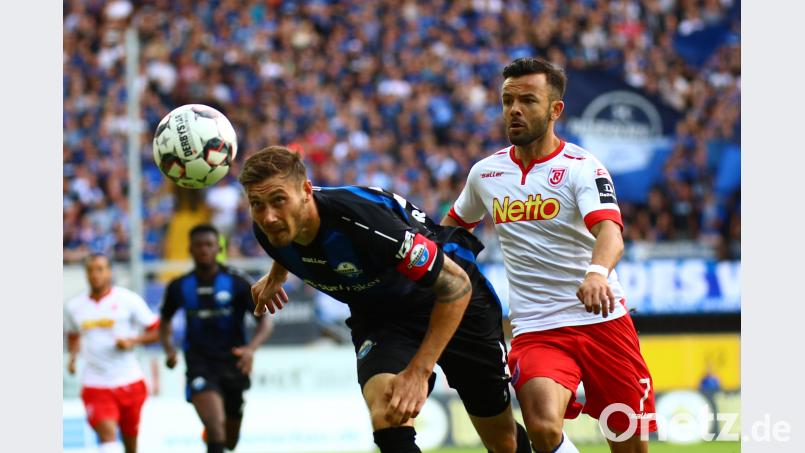 Christian Strohdiek (SC Paderborn ) am Ball vor Albion Vrenezi. Sascha Janne