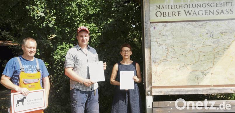 Norbert Gräml vom Bauhof, Revierleiter Julian Sauter und Ordnungsamts-Leiterin Rosalia Wendl (von links) suchten die Standorte für die neuen Schilder aus. Bild: Gebhardt