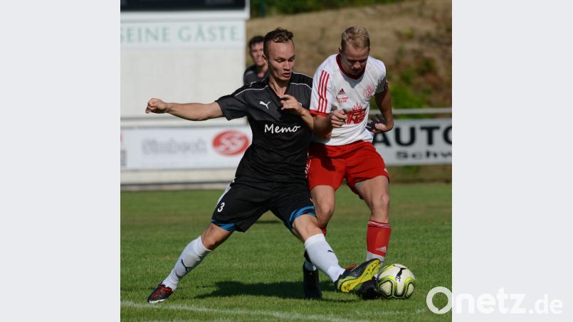 Stullns Alexander Schiessl (links) versucht, Marco Geier (TSV Tännesberg) den Ball abzuluchsen. Stulln muss am kommenden Spieltag nach Neukirchen/B. und Tännesberg empfängt den SC Ettmannsdorf II. ham