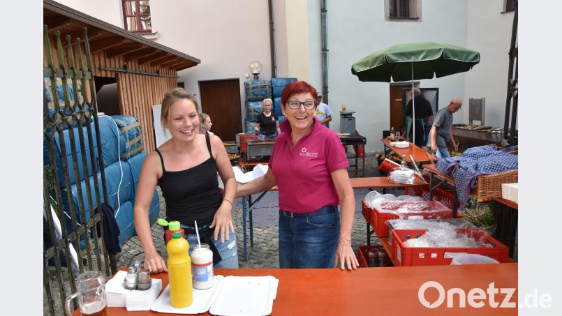 An der Essensausgabe sind die Helfer auf den Ansturm vorbereitet ui