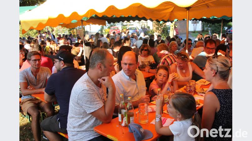 Mächtig was los war beim Wondreber Weinfest, zu dem der Schützenverein „Hubertus“ eingeladen hatte. Zur späteren Stunde gab es fast keinen freien Platz mehr. kro