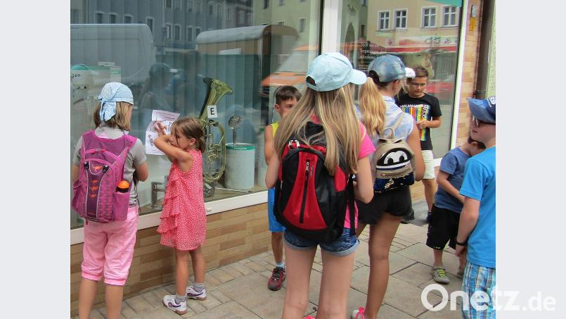 Das Tenorhorn entdecken die Kinder im Schaufenster bei Sanitärinstallation Baumann sck