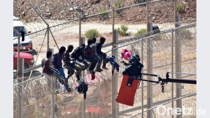 Auch Zäune halten die Menschen nicht ab. Immer wieder versuchen Flüchtlinge, über die spanische Enklave Ceuta nach Europa zu gelangen. DPA