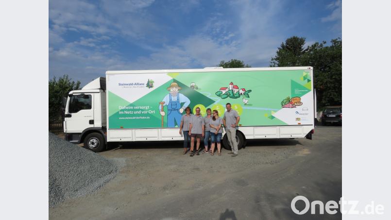 Was für ein sonniger Tag für das neue Projekt "Mobiler Dorfladen": Das Team des Mobilen Dorfladens feierte in Triebendorf bei Wiesau am Mittwoch um 8.15 Uhr eine erfolgreiche und sehr schöne Premiere. 50 neugierige und positiv interessierte Kunden kauften am ersten Tag ein. ubb