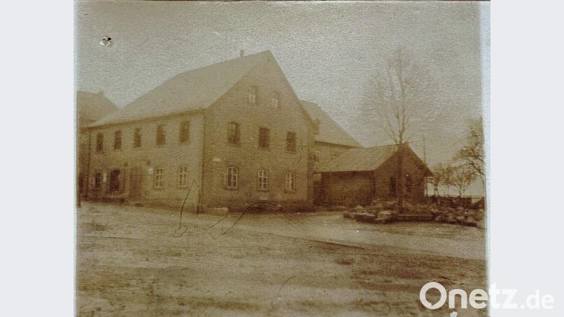 Das frühere Winkler-Haus, das 1903 abgebrochen wurde. Davor steht schon der Lindenbaum. Repro: dob