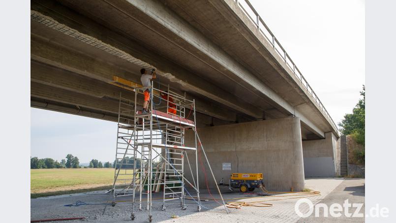 Unter der Brücke ist ein Gerüst aufgestellt, das Team der Firma &quot;Strabag&quot;arbeitet an zwei der sechs Träger der Spanngliedbrücke. Hösamer