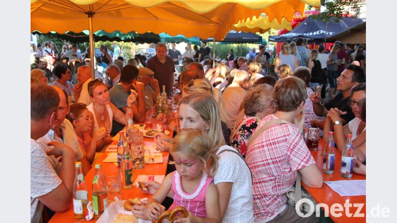 Mächtig was los war beim Wondreber Weinfest, zu dem der Schützenverein „Hubertus“ eingeladen hatte. Zur späteren Stunde gab es fast keinen freien Platz mehr. kro