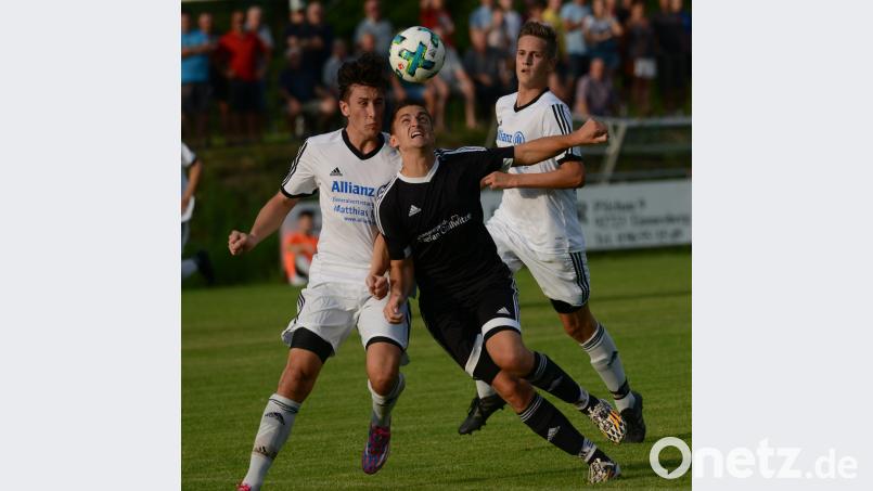 Manuel Löffelmann (schwarzes Trikot) brachte den FC OVI-Teunz in Amberg per Strafstoß in Führung. Gegen den SV Kulmain peilt der Bezirksliga-Aufsteiger den ersten Heim-Dreier an. ham