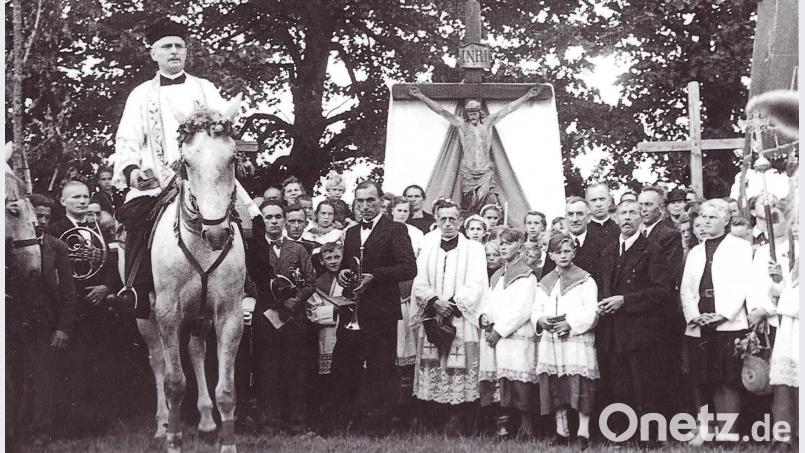 Schönsees Stadtpfarrer Alois Treml reitet auf seinem Schimmel am Frauentag in Stadlern. Archiv Johann Vogl