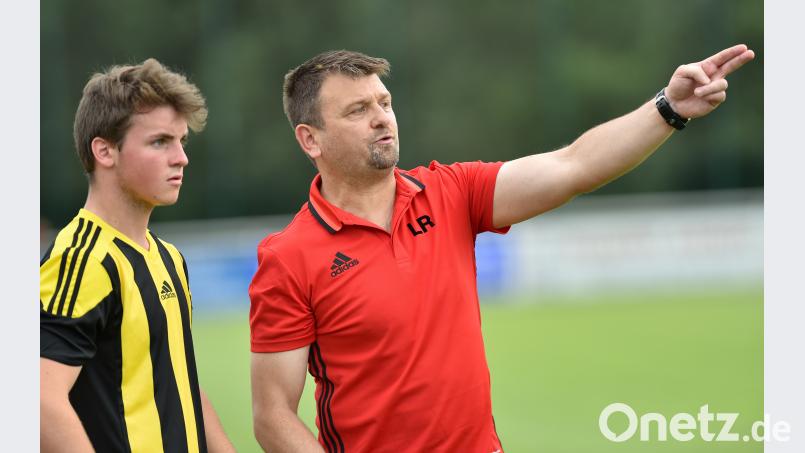 Kurze Anweisung, bevor es in die schwere Heimpartie gegen den SV Hahnbach geht: Der Grafenwöhrer Trainer Roland Lang zeigt seinem Spieler Dominik Zawal, wie es mit dem vierten Sieg im vierten Saisonspiel klappen könnte. Alfred Schwarzmeier