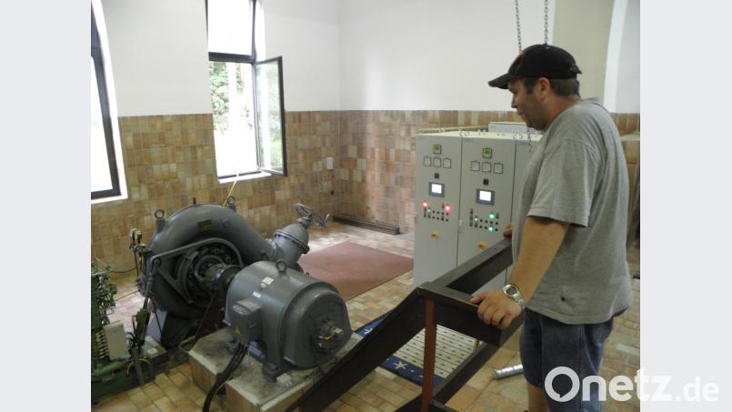 Christian Ruhland blickt betrübt auf die Turbinen des Wasserkraftwerks seiner Familie. Aufgrund der Trockenheit produzieren sie nur noch sehr wenig Strom. Bild: pjom