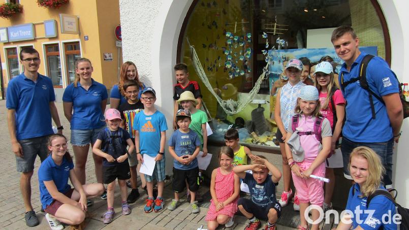 Kreuz und quer durch Auerbach streifen die Kinder und ihre Begleiter auf der Suche nach Musikinstrumenten. sck
