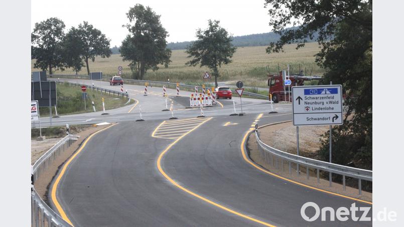 Die Abbiegespuren für die Umfahrung an der Kreisstraße 22 bei Fronberg sind bereits abmarkiert. Dort wird die Brücke der Bundesstraße 85 saniert. Hirsch