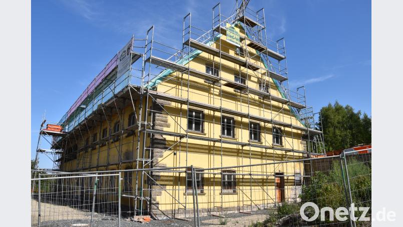 Das ehemalige Verwaltungsgebäude der SS-eigenen Firma DEST (Deutsche Erd- und Steinwerke GmbH) ist seit einiger Zeit eingerüstet. Die Maßnahme ist Teil der Bausicherung. paa