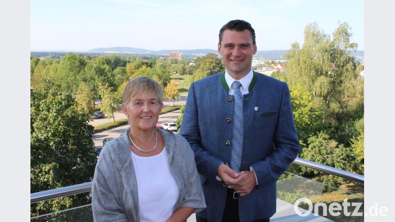 Landrat Thomas Ebeling gratulierte Helga Forster zu ihrem 20-jährigen Jubiläum als Gleichstellungsbeauftragte im Landkreis. Bild: exb