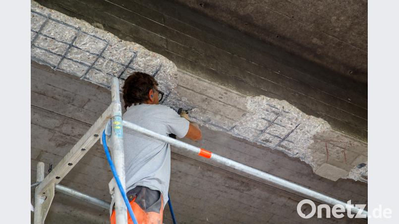 Mit kleinen Presslufthämmern werden lose Betonteile von den Trägern abgeschlagen. Das Material hatte sich durch den Brand am 6. Juni gelockert. Die Schadstellen werden dann mit Spritzbeton wieder aufgefüllt. ch
