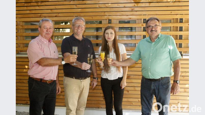 Pressesprecher Lothar Mulzer, Oberbürgermeister Andreas Feller, Büchereileiterin Leonie Flachsmann und der städtische Sachbearbeiter Bernhard Dommer (von links) stoßen auf die Fertigstellung der barrierefreien Toilettenanlagen in der Stadtbibliothek an. Hirsch