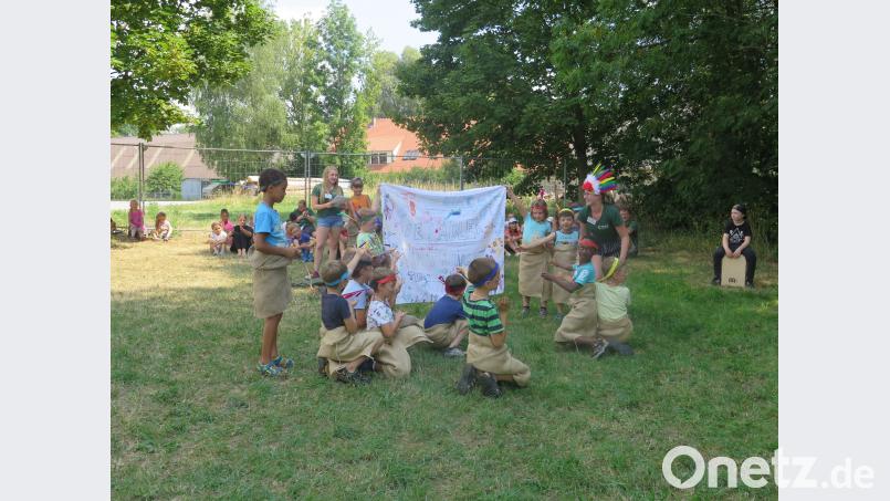 Stolz zeigen die Adlerhäuptlinge ihre Indianerflagge, die sie selbst bemalt haben. jzk